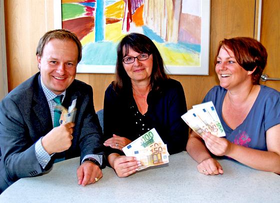 Bürgermeister Robert Niedergesäß und Sabine Sagi (r.) erhielten 600 Euro Spende für bedürftige Familien. 	Gemeinde