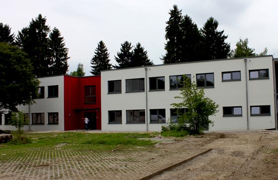 Wegen der Erweiterung der Grundschule hat die Gemeinde Unterföhring ein Modulsystem-Gebäude für den Hort errichtet.	Foto: Gemeinde Unterföhring