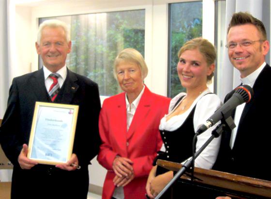 Unser Bild zeigt (v. l.): Peter Benthues mit Ehefrau Brigitte, Stefanie Reuter und Pfarrer Ulrich Kampe.	Foto: VA