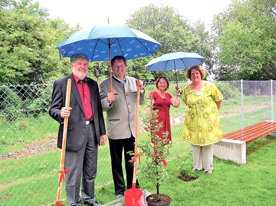 Willibald Riedmann, Bürgermeister Wolfgang Panzer, Silke Kapischke und Petra Band bei der Baumpflanzung in der neu eröffneten Krippe. 	Foto: hw