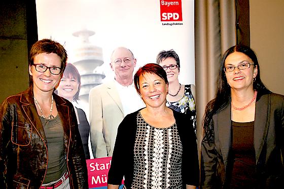 Diana Stachowitz (Mitte) und Isabell Zacharias (links) konnten beim Sozialempfang der SPD im Münchner Norden rund 70 Gäste im begrüßen, darunter Dr. Elisabeth Merk (rechts). Franz Maget hatte kurzfristig absagen müssen. 	Foto: ws