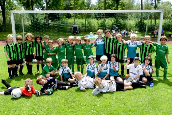 Die Kleinen von der F2, F3 und F6 wirkten begeistert mit beim großen Turnier ihres Fußballvereins FC Fasanerie Nord.	Foto: VA