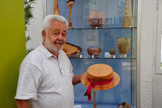Einen besonderen Hut zeigt der Holzkünstler und Baumkenner Volkmar Zimmer. Der Hut ist aus Zirbenholz. 	F.: Franz Höck, Botanischer Garten Nymphenburg