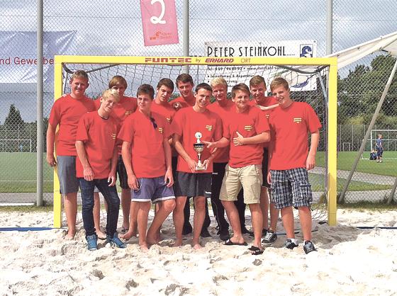 Die männliche B-Jugend freut sich über ihren Erfolg im Beachhandball.  	Foto: Verein