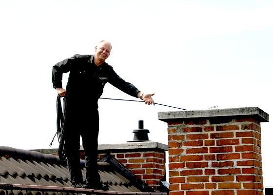 Karl Giglberger war 27 Jahre lang auf den Dächern in Schwabing unterwegs. Jetzt nimmt er Abschied. 	Foto: scy