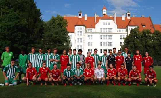 Gruppenbild mit Damen: Zum Saisonabschluss gab es ein Freundschaftssspiel der TBM-A-Jugend gegen die 2. Mannschaft des FC Bayern.	Foto: VA