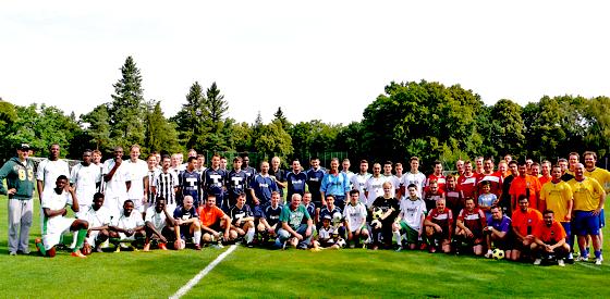 Zehn Mannschaften kämpften am vergangenen Samstag um den begehrten Grünwald-Hilft-Cup.	Foto: Kohnke