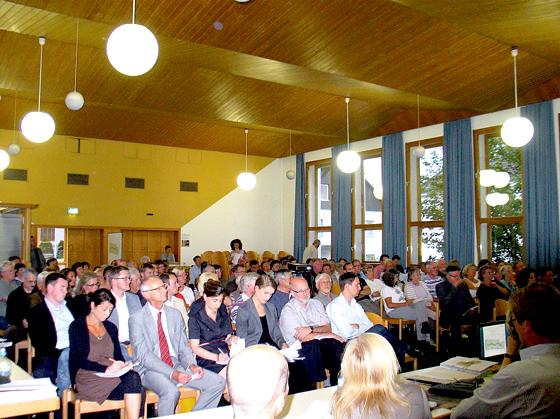 Gut besucht war die Erörterung zur Hochäckerstraße im Gemeindesaal von St. Michael.	Foto: aha
