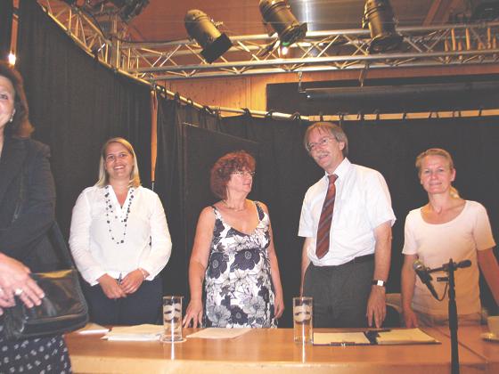 Gut über die Bühne brachten (v.l.) Angelika Schwanzer, Marina Achhammer, Hans-Jürgen Stein und Anja Burkhardt (BA 16) die Sondersitzung. 	Foto: aha