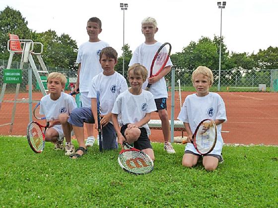 Die erfolgreichen, kleinen Tennisspieler des SV-DJK Taufkirchen. 	Foto: VA
