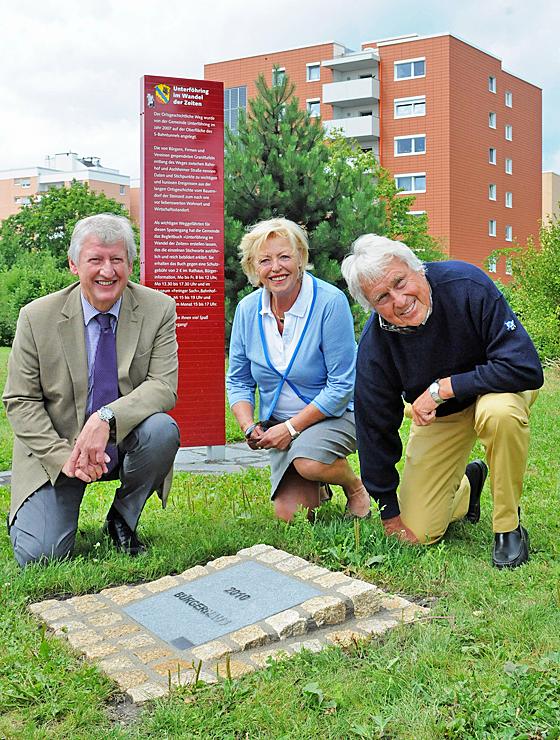 Unterföhrings Bürgermeister Franz Schwarz (li.) mit den Paten Gerda und Peter Settele.	Foto: Gemeinde