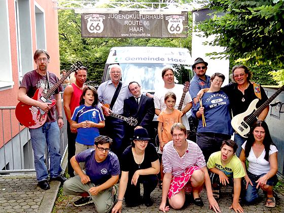 Die Bandmitglieder von »Blue Dolphins« freuen sich gemeinsam mit Bürgermeister Helmut Dworzak (hinten Mitte) über die Spende.	Foto: Privat