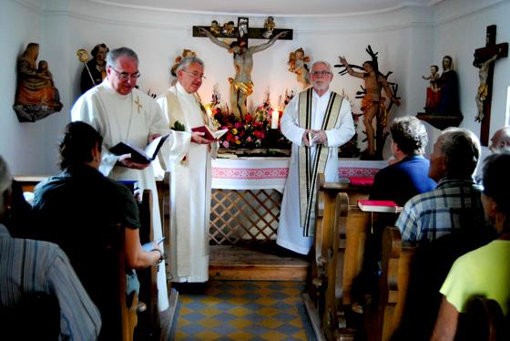 Diakon Stocker und Pfarrer Pick zelebrierten den Festgottesdienst in der St. Anna Kapelle.	Foto: VA
