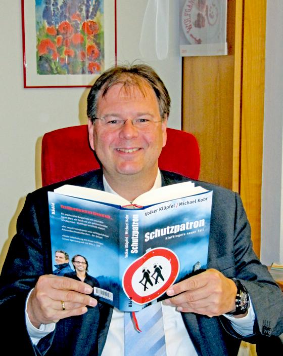 Bürgermeister Wolfgang  Panzer freut sich auf  unterhaltsame Lektüre.