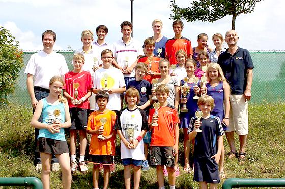 Die stolzen Sieger mit ihren Preisen, Urkunden und Pokalen, die es beim 25.  Teenie-Tennis-Turnier zu gewinnen gab. 	Foto: VA