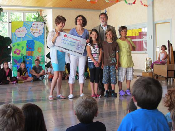 Über eine Spende von 1500 Euro von den Schülern und dem Elternbeirat freute sich die »Schule für Kranke«. 	Foto: Pietsch