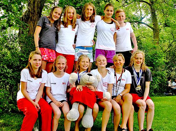 Gruppenbild mit Maskottchen: Die jungen Lohhofer Schwimmerinnen brachten einige Medaillen mit nach Hause.	Foto: VA