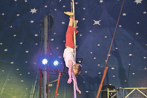 Unter der Zirkuskuppel schweben, das erfordert viel Mut von jungen Akrobaten.	Foto: VA