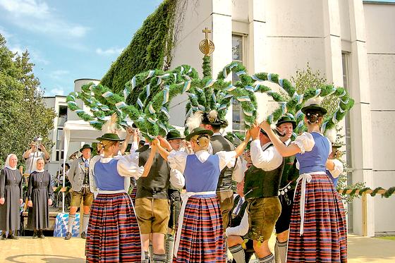 Der Kronentanz des Trachtenvereins DHachinger Taler bildet jedes Jahr den  Höhepunkt des beliebten Erntefestes Mitte August. 	Foto: VA