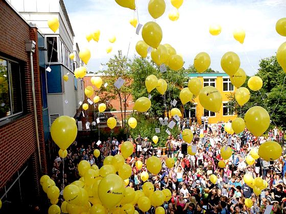 Nach dem Lauf verschicken Schüler und Lehrer Luftballongrüße.	Foto: VA