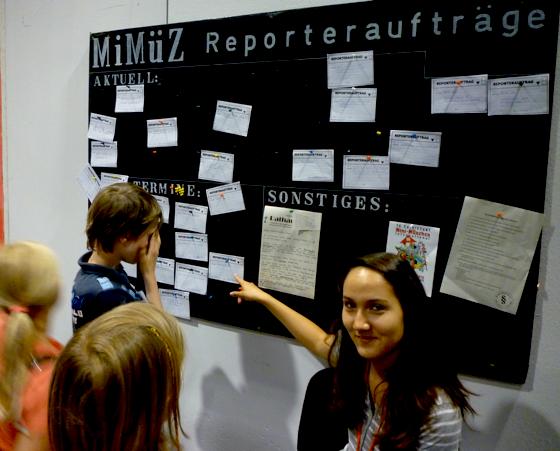 In der Redaktion der MiMüZ vergibt Betreuerin Sarah die Themen des Tages an die jungen Reporter.	Foto: qs