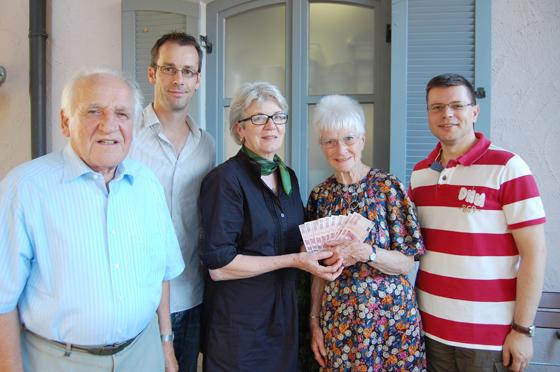Die MS-Selbsthilfegruppe freute sich sehr über die Spende der FWG: Günter Koch, Michael Frank, Karin Kölln-Höllrigl, Christine Otter und Günter Scherzl (von links nach rechts). Foto: FWG