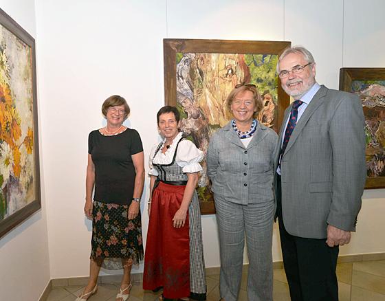 Museumsleiterin Gisela Hesse, die Landrätinnen Christine Zitzmann und Johanna Rumschöttel und Bürgermeister Michael Sedlmair (v. li.). Foto: C. Schunk