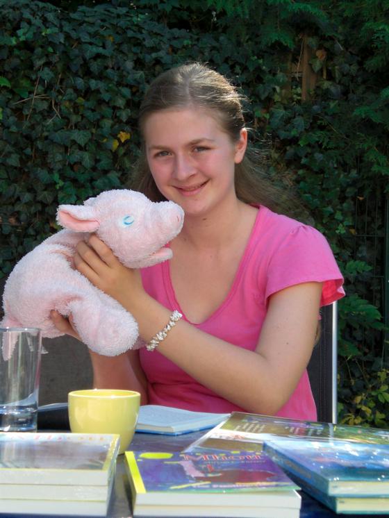 Miriam Förster hatte natürlich auch Janine, das  Reiseschwein, im Gepäck.	Foto: VA
