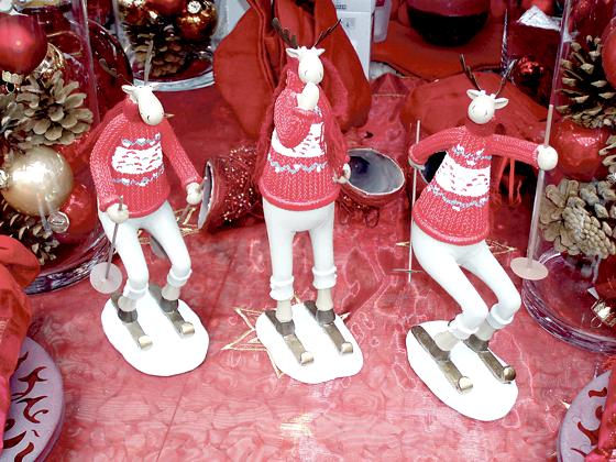 Die Weihnachtsdeko auf dem Haarer Christkindlmarkt wird künftig draußen auf den Kirchenplatz verkauft.	Foto: hw