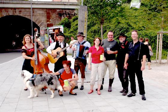 Haben gemeinsam für ein tolles Fest auf dem Hans-Mielich-Platz gesorgt, die Freunde und Mitstreiter der Bürgerinitiative »Mehr Platz zum Leben«.	Foto: VA