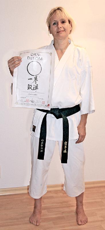 Claudia Seidel gehört nun auch zu den Dan-Trägern der Karateabteilung Höhenkirchen. 	Foto: VA