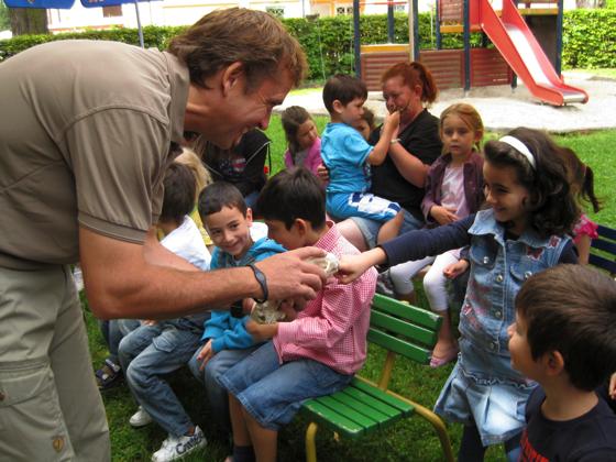 Thomas Schreder mit den Kindern beim Besichtigen einiger Tier-Präparate.	Foto: VA