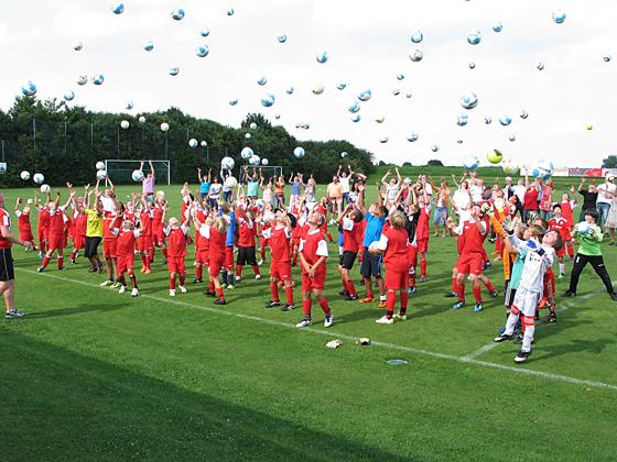 Nein, das sind keine Luftballons, sondern Fußbälle! Das Camp hat allen Spaß gemacht. 	Foto: privat