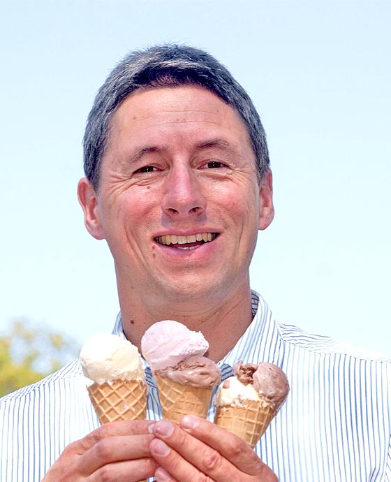 Offenbar ist der dritte Bürgermeister selbst ein Fan der kalten Süßigkeiten.	Foto: VA