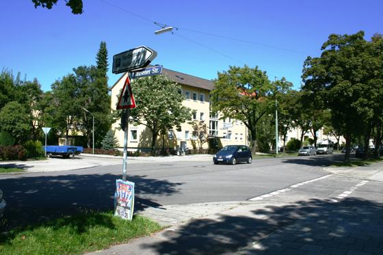 Die Querung der Säbener Straße an der Kreuzung mit der Klausener Straße soll erleichter werden. 	Foto: HH