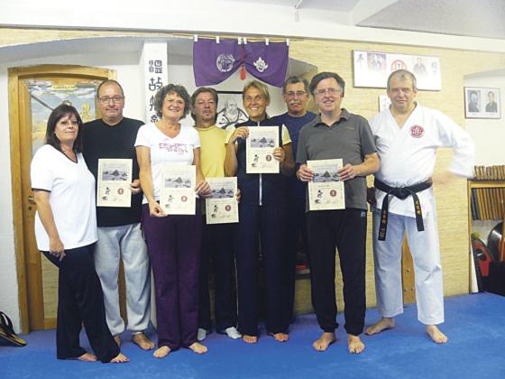Isabella Riedmeyer (3. v. l.) und ihre Sportkollegen haben ein erstes Karatezertifikat errungen. Als nächstes soll der weiße Gürtel folgen. Foto: Heinrich Büttner