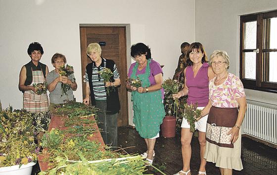 Frauen aus der Kolpingsfamilie und der »Katholischen Frauengemeinschaft« engagieren sich beim Binden und beim Verkaufen von Büscheln aus vielen verschiedenen Sorten von Kräutern.	Fotos: VA