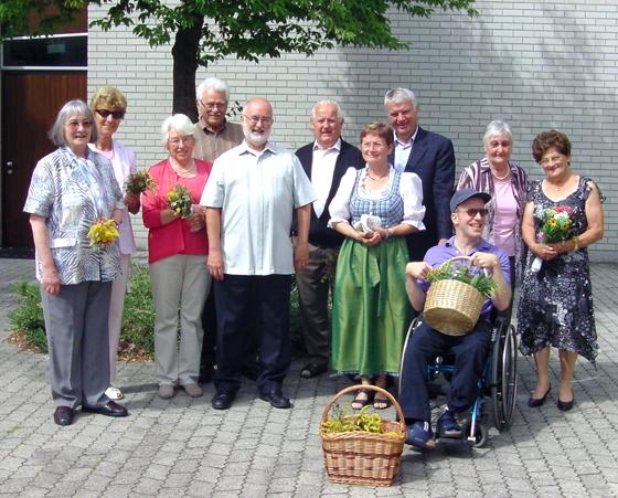 Pater Patrick nach der Kräuterweihe 2012 im Kreise von Gottesdienstbesuchern und Freunden.	Foto: VA
