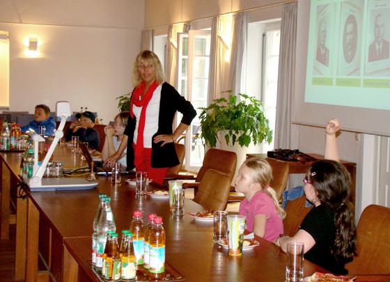 Gabriele Müller erklärt den Kindern was hier die Haar Gemeinderäte alles bestimmten.  	Foto: Ka