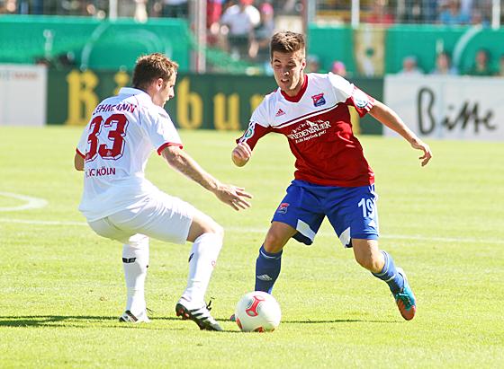 Gegen den FC lief es für die Hachinger nicht rund. Hier stellt Matthias Lehmann Maximilian Welzmüller (re.).	Foto: Daniel Glasl