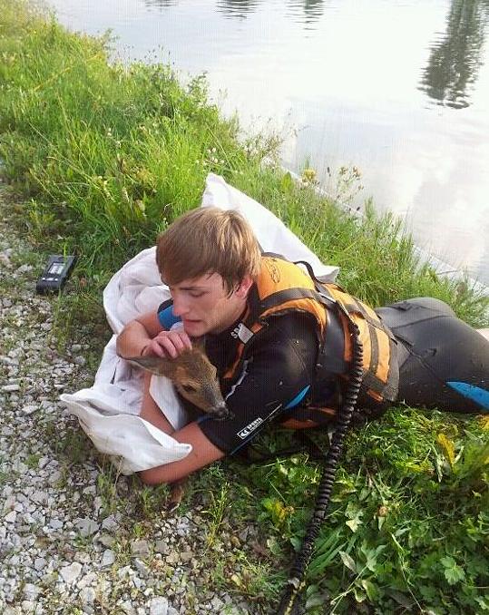 Florian Miethling von der Wasserwacht Erding mit seinem nassen Schützling, den er liebevoll wärmte und dann wieder in die freie Natur entließ. 	Foto: Wasserwacht