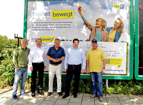MdB Rainer Stinner (Mitte) mit Bürgern und FDP-Mitgliedern vor dem Mitmachplakat.	Foto: VA