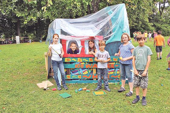 Bretter, Pappe, alte Stoffe und bunte Farben: Die Grundschulkinder konnten ihrer Kreativität in den Ferien freien Lauf lassen. 	Foto: VA