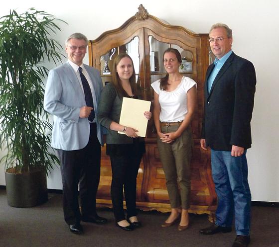 Bürgermeister Rainer Schneider gratuliert nach erfolgreicher Ausbildung. 	Foto: Privat