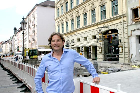 Florian Hochstätter vom städtischen Baureferat erläuterte vergangenen Mittwoch, wie die Fußgängerzone an der Sendlinger Straße aussehen wird. 	scy