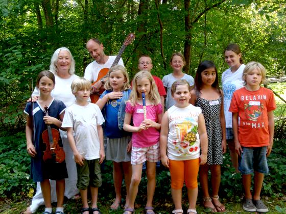 Helene Nestler, Christoph Stolle und die Kinder, die den »Sozialen Tag für Kinder« besuchten.	Foto: VA