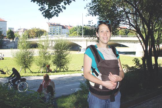 Simone Völkl aus der Au mit ihrem zwei Wochen alten Sohn Toni beim Spielplatz an der Eduard-Schmid-Straße. An die Isar geht sie wegen der vielen Scherben mit ihren Kindern nicht mehr.	Foto: js