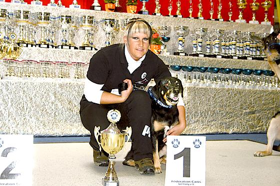 Die stolzen Besitzer präsentieren auf der Hundeschau in Ebersberg ihre Vierbeiner. 	Foto: Verein
