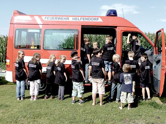 Die teilnehmenden Kinder haben am Ende des Tages ein T-Shirt der Feuerwehr bekommen.             Foto: VA