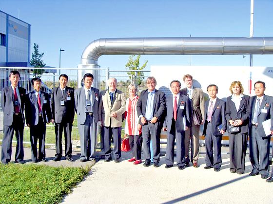 Die nordkoreanische Delegation ließ sich vom AFK-Aufsichtsratsvorsitzenden Englmann (5. v. l.), Kirchheims dritter Bürgermeisterin Renate Meyer und dem AFK-Geschäftsführer Thomas Fröhlich (7. v. l.) durch die Energiezentrale in Aschheim führen. F: AFK